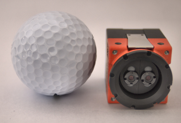 正面から見たカメラ本体