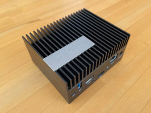 ZED Box - NVIDIA Jetson TX2-NX 外観写真