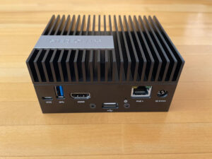 ZED Box - NVIDIA Jetson TX2-NX 外観写真